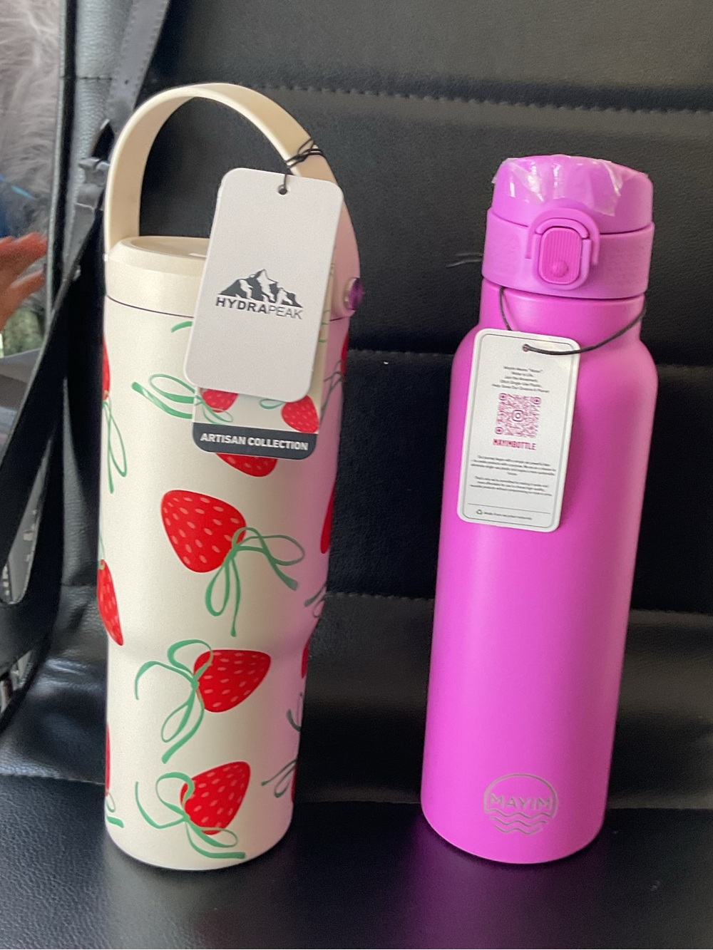 HydraPeak Artisan Strawberry Print Bottle Carrier — Cream with Red Strawberries